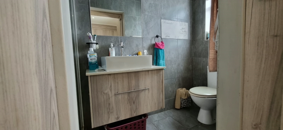 2 Bedroom Property for Sale in Hoogland Western Cape